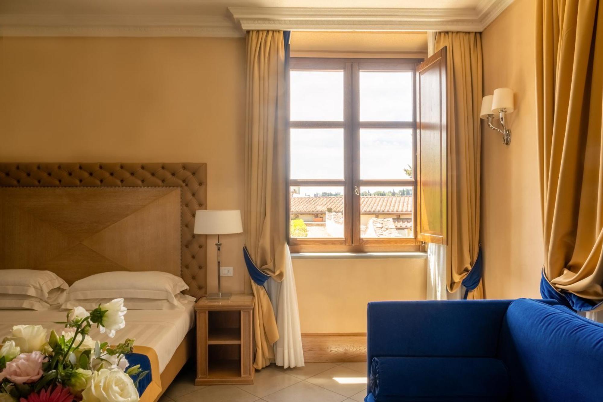 Villa Tolomei Hotel & Resort Флоренция Экстерьер фото A room at the hotel