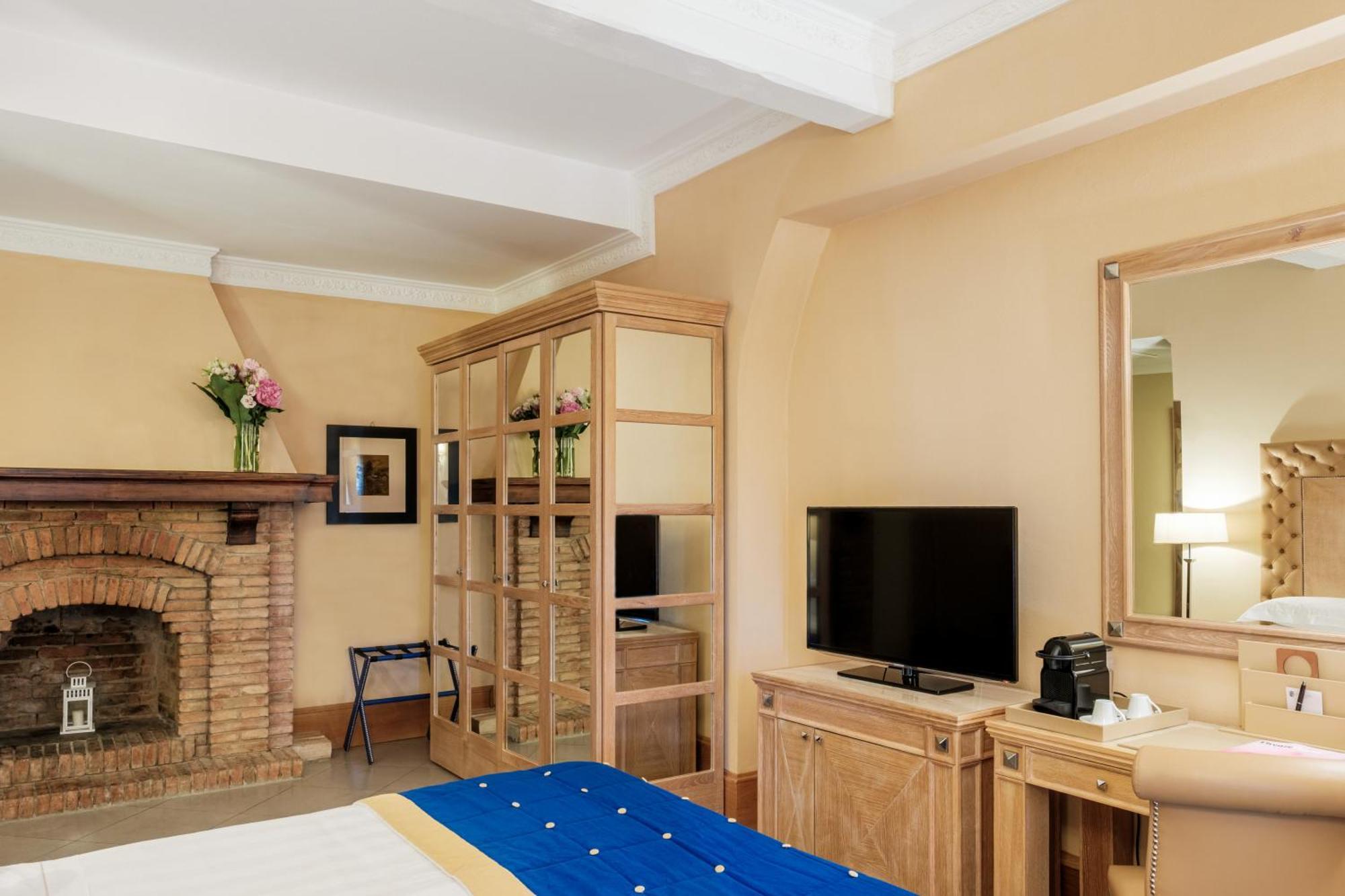 Villa Tolomei Hotel & Resort Флоренция Экстерьер фото A bedroom at the hotel