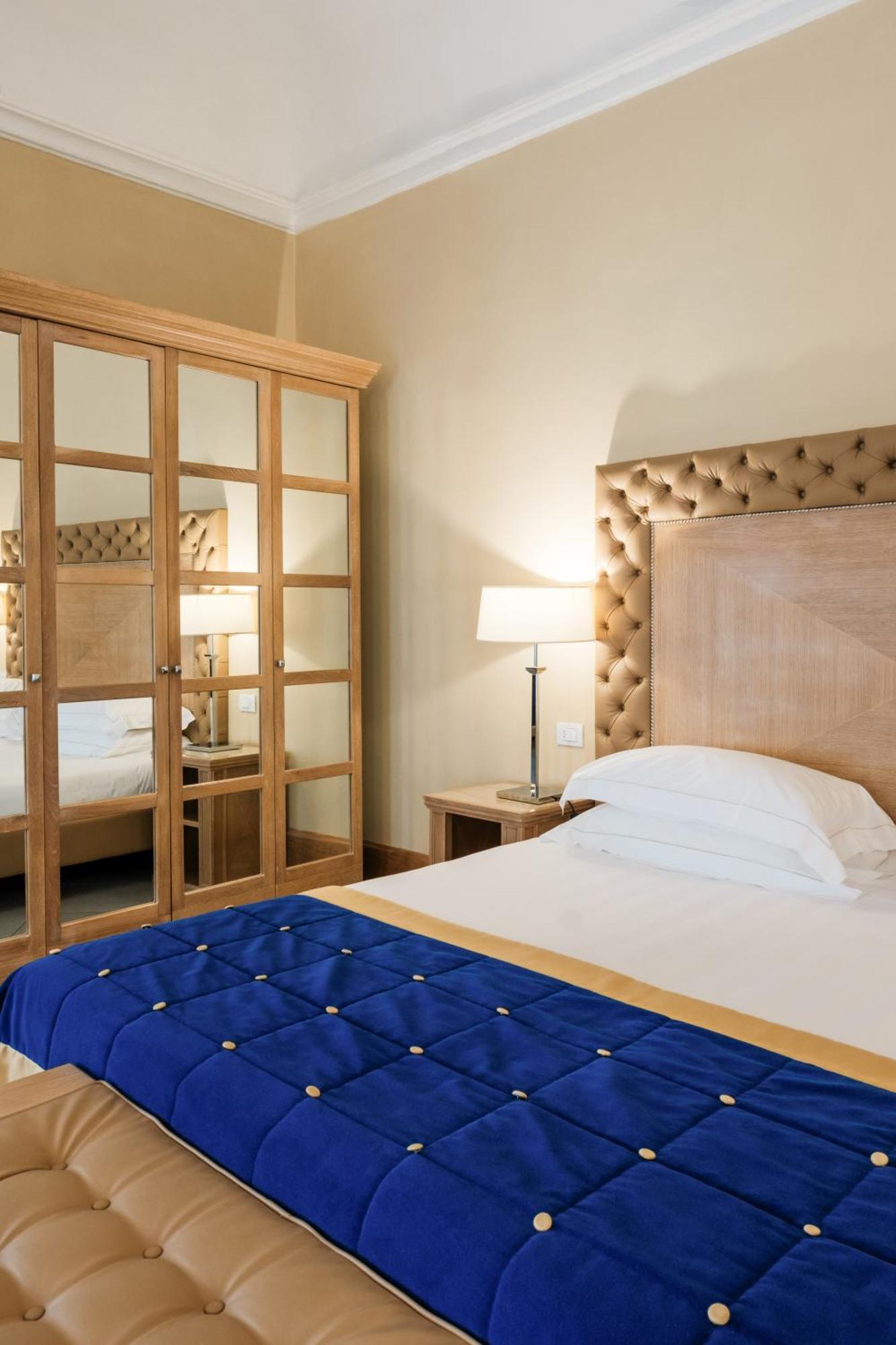 Villa Tolomei Hotel & Resort Флоренция Экстерьер фото A bedroom at the hotel