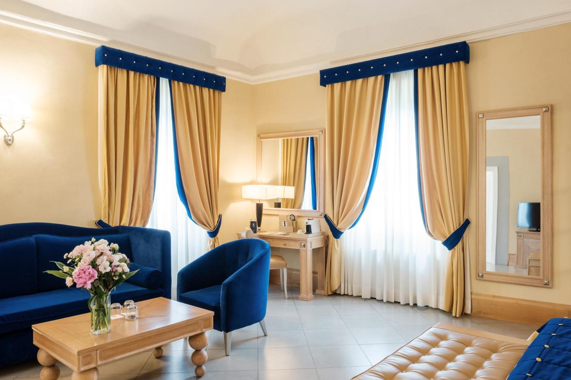 Villa Tolomei Hotel & Resort Флоренция Экстерьер фото A suite at the hotel
