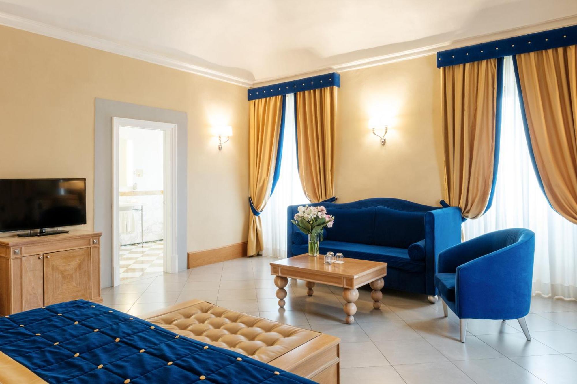 Villa Tolomei Hotel & Resort Флоренция Экстерьер фото A suite at the hotel