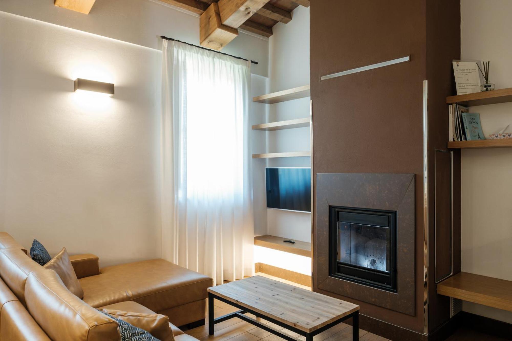 Villa Tolomei Hotel & Resort Флоренция Экстерьер фото A living room with a fireplace