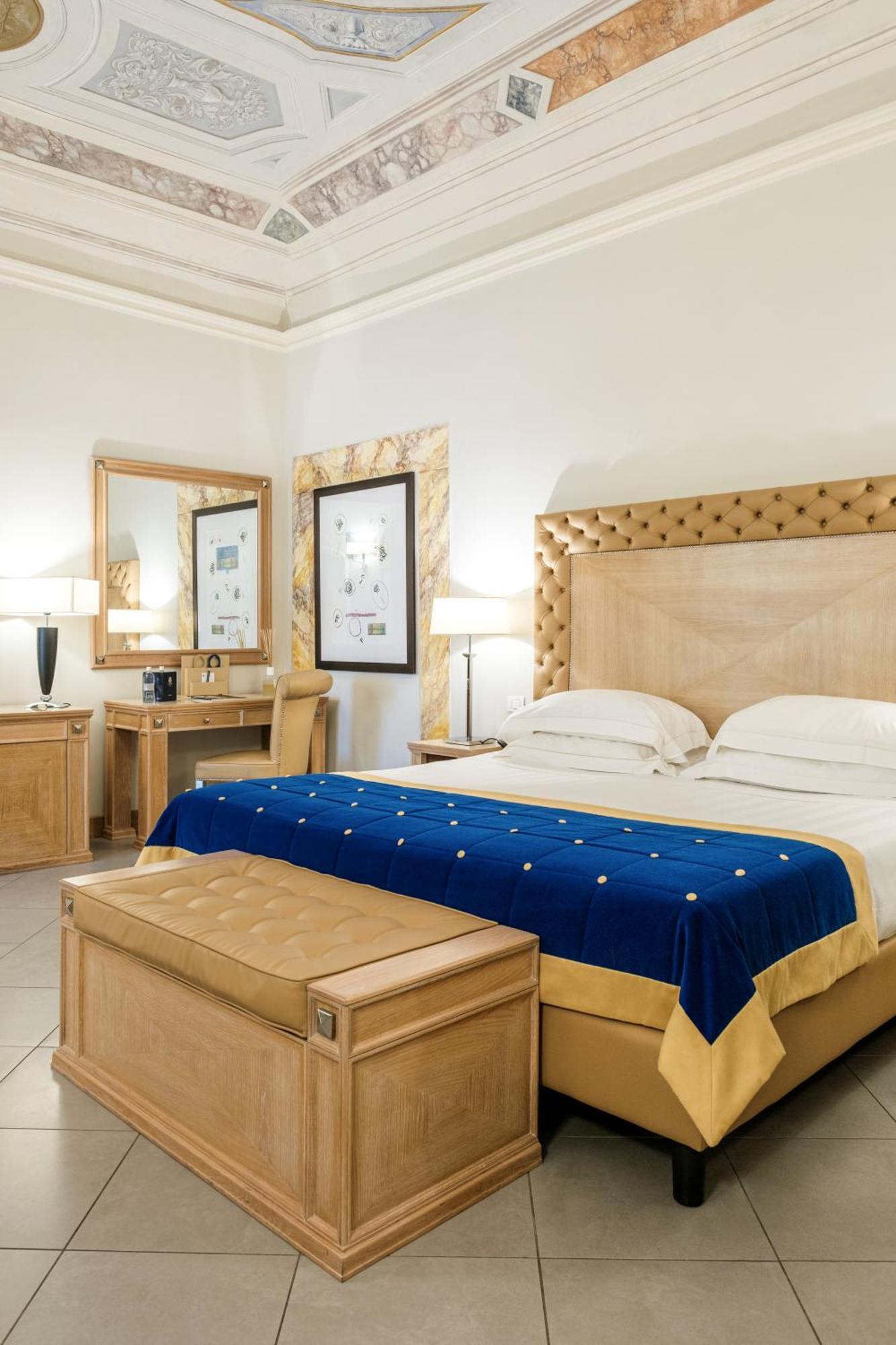 Villa Tolomei Hotel & Resort Флоренция Экстерьер фото A bedroom at the hotel