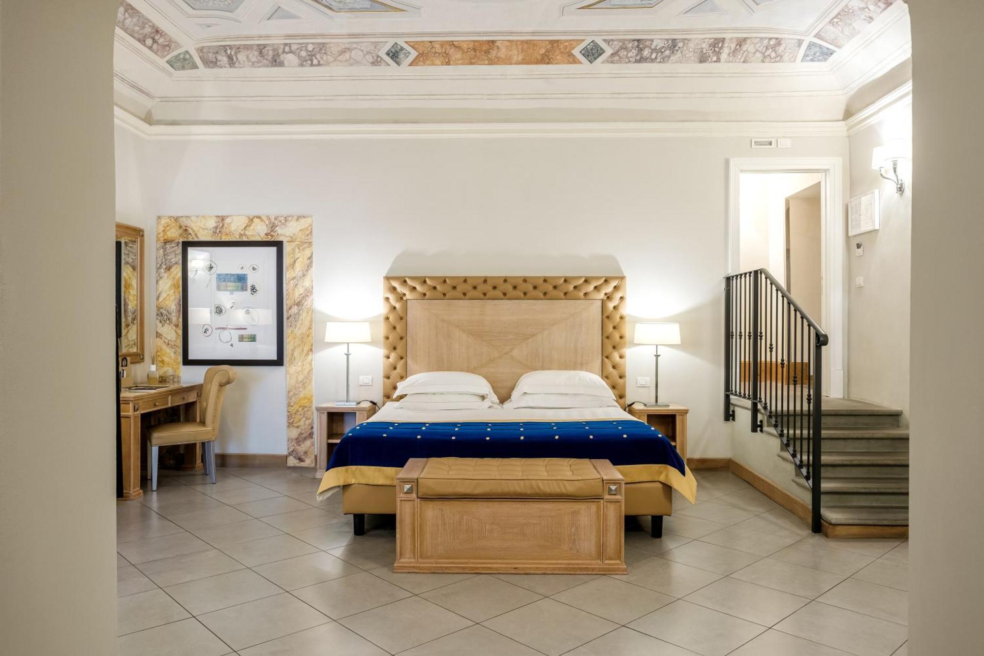 Villa Tolomei Hotel & Resort Флоренция Экстерьер фото A room at the hotel