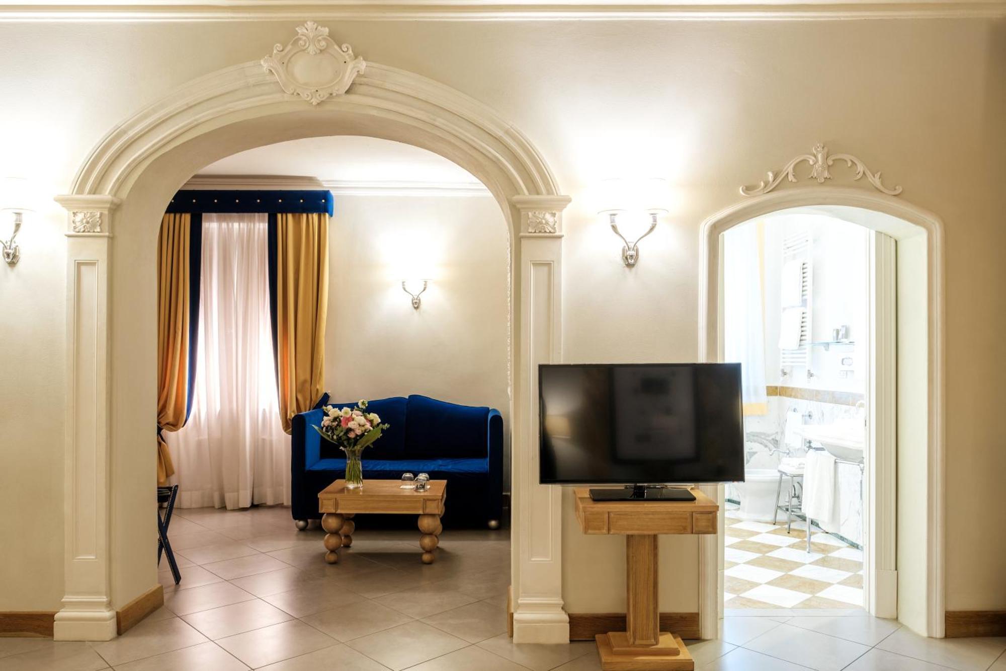 Villa Tolomei Hotel & Resort Флоренция Экстерьер фото A suite at the hotel