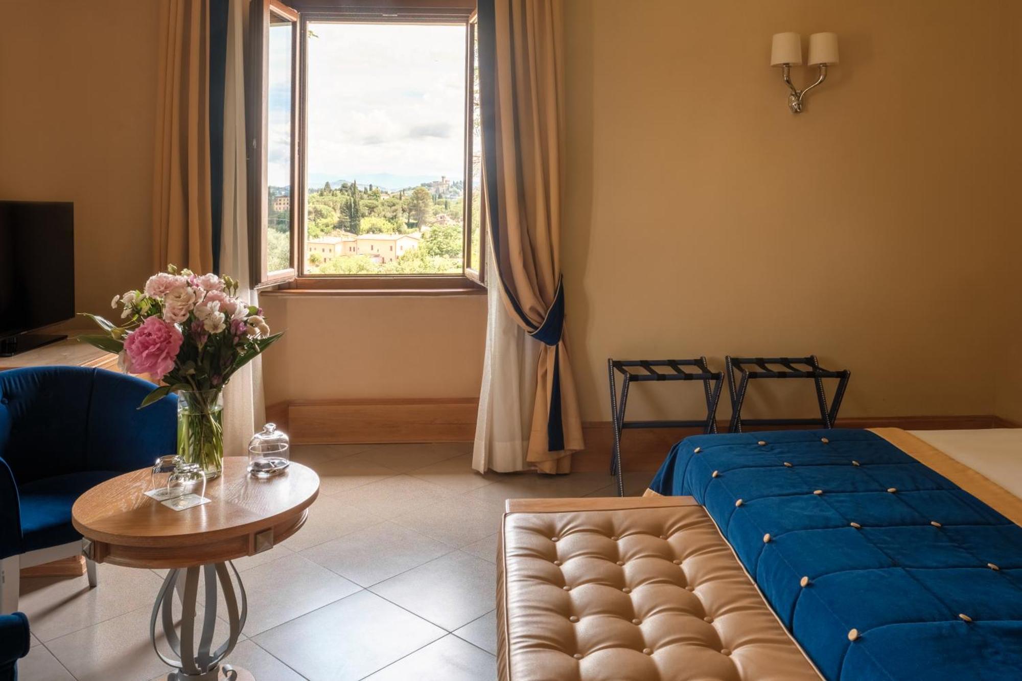 Villa Tolomei Hotel & Resort Флоренция Экстерьер фото A room at the hotel