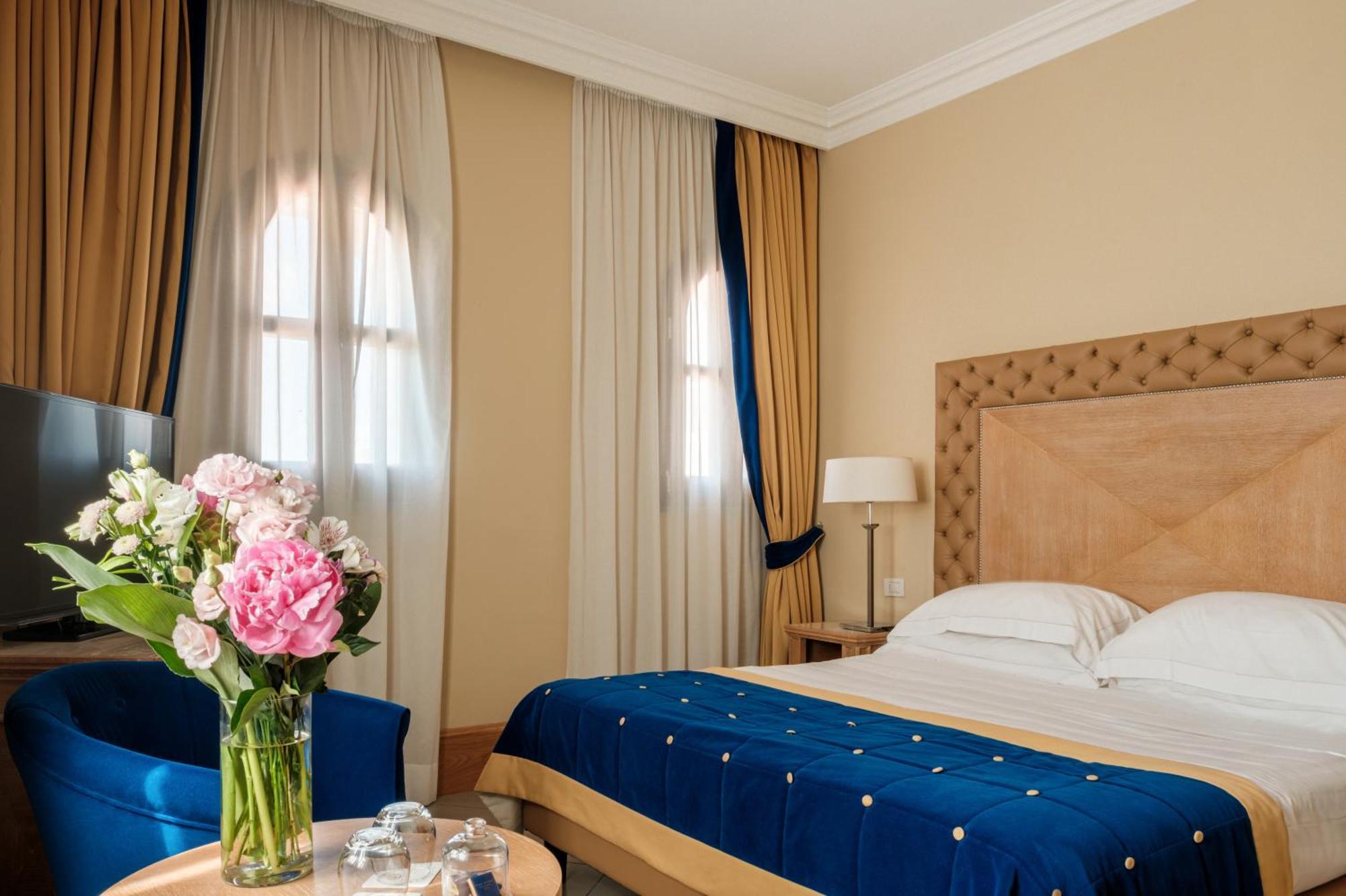 Villa Tolomei Hotel & Resort Флоренция Экстерьер фото A room at the hotel
