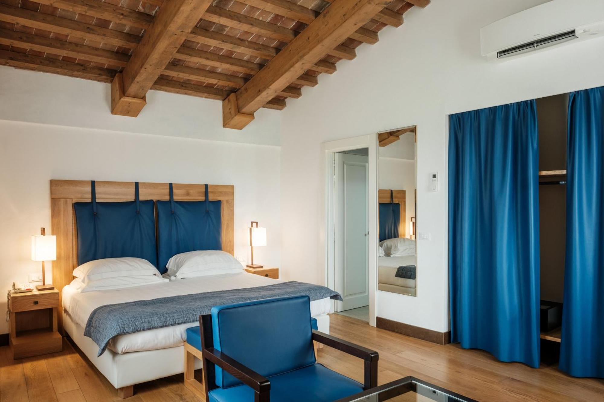 Villa Tolomei Hotel & Resort Флоренция Экстерьер фото A room at the hotel