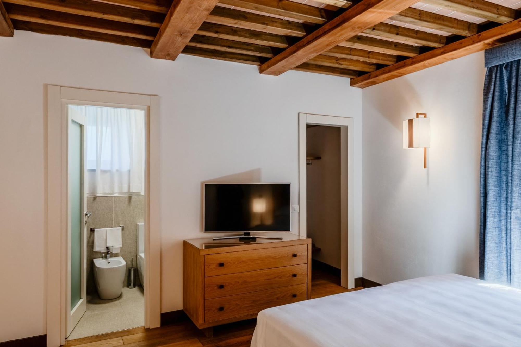 Villa Tolomei Hotel & Resort Флоренция Экстерьер фото A room at the hotel