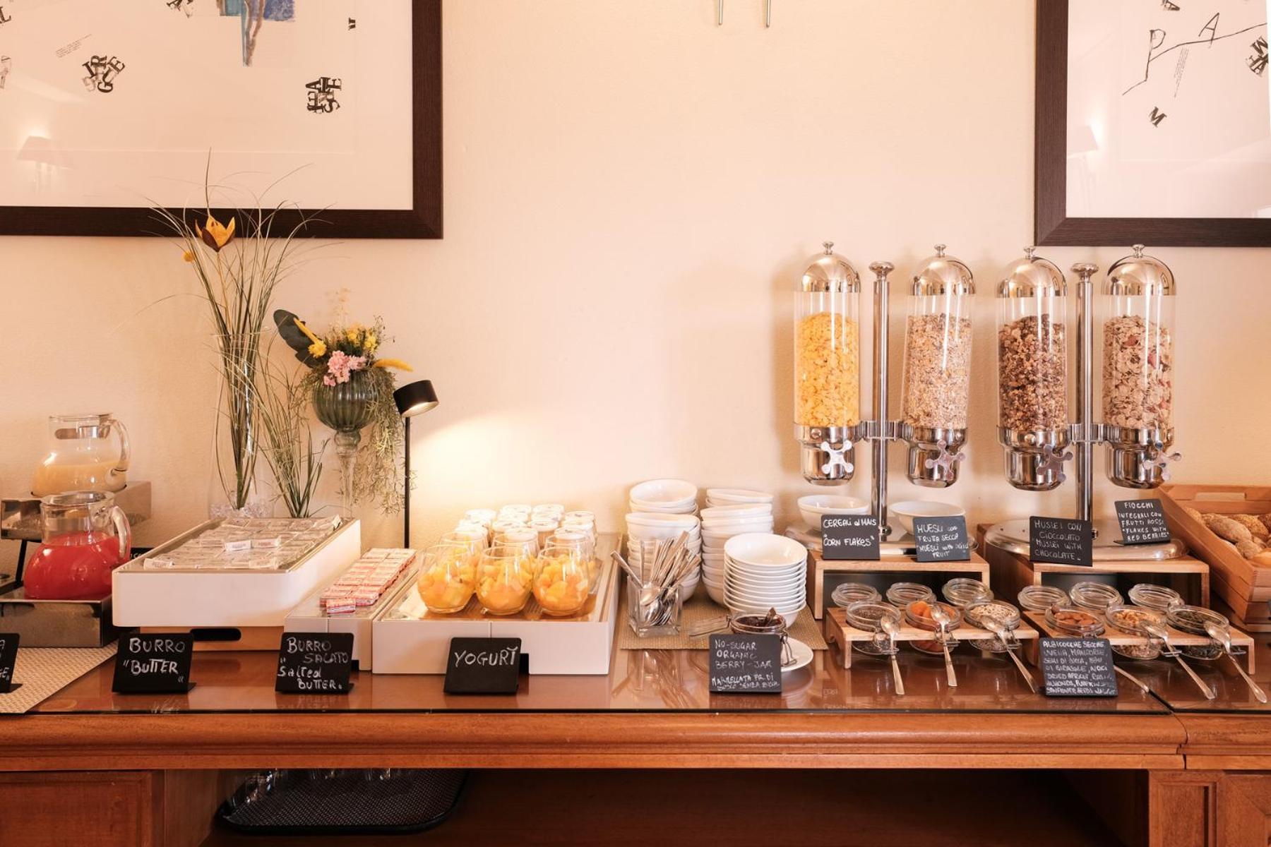 Villa Tolomei Hotel & Resort Флоренция Экстерьер фото A breakfast buffet