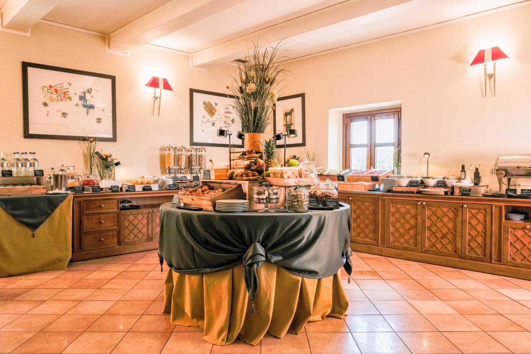Villa Tolomei Hotel & Resort Флоренция Экстерьер фото A buffet at a hotel