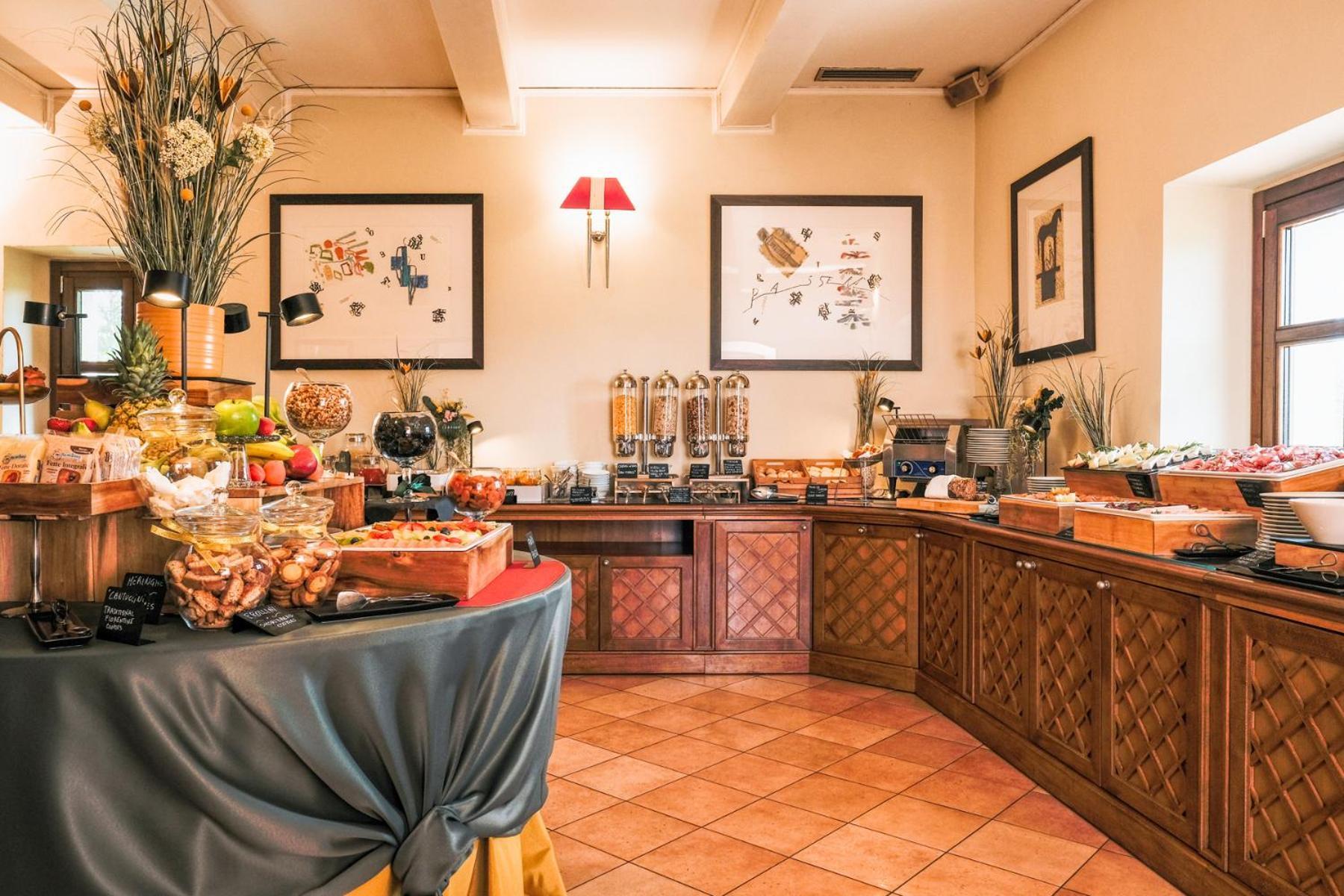 Villa Tolomei Hotel & Resort Флоренция Экстерьер фото A buffet at a hotel